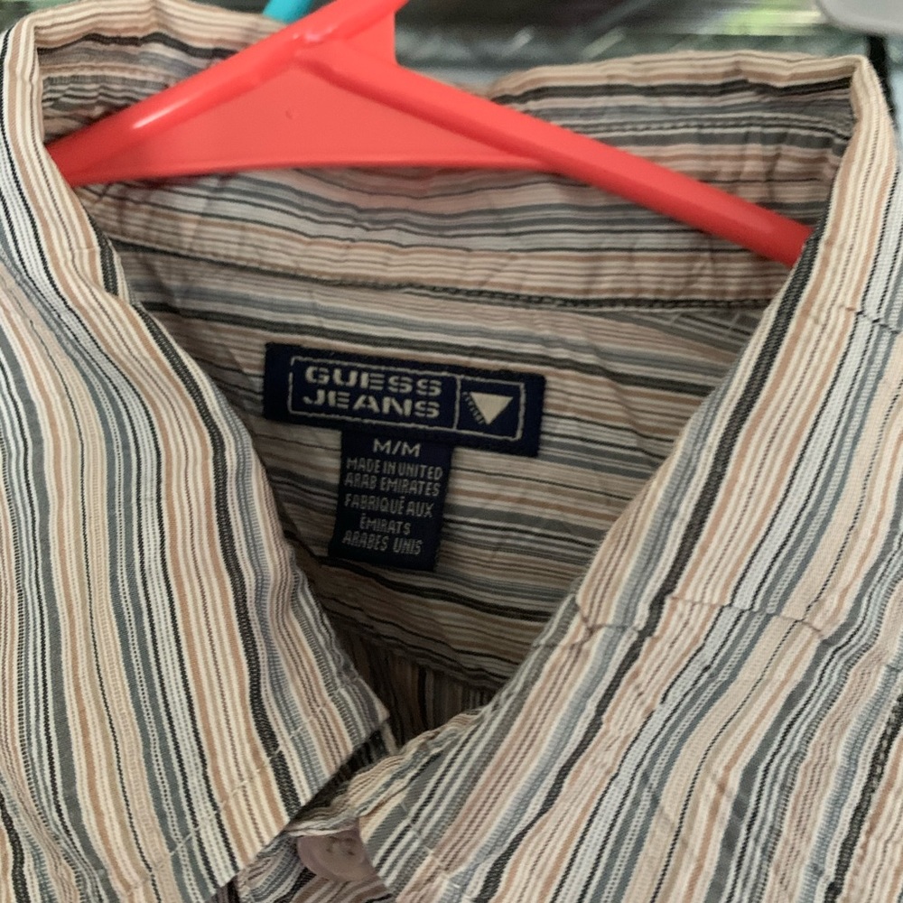 Classic Guess button down! š¶ - Picture 3 of 4